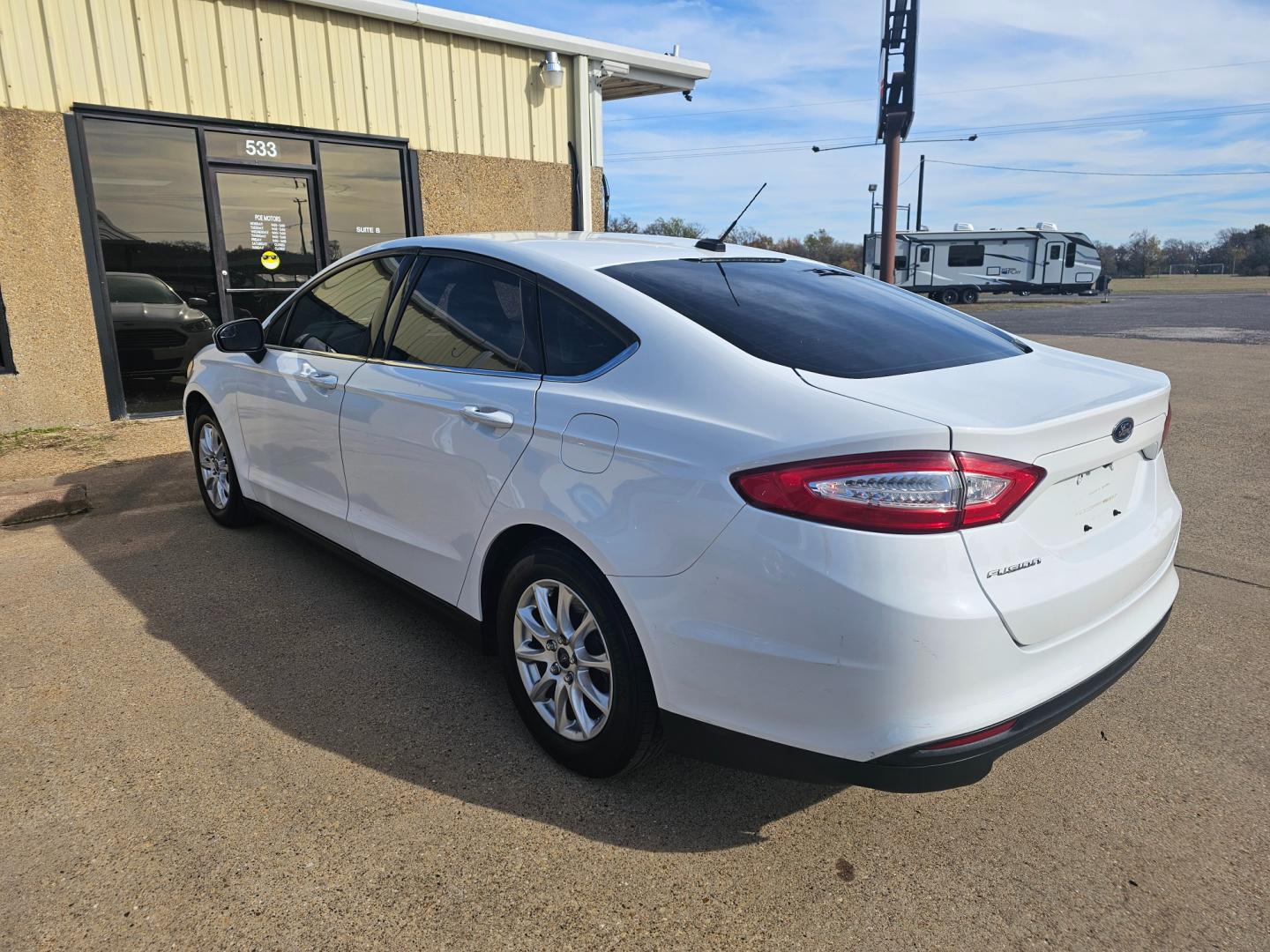 2016 WHITE Ford Fusion S (1FA6P0G70G5) with an 2.5L L4 DOHC 16V engine, 6-Speed Automatic transmission, located at 533 S Seven Points BLVD, Seven Points, TX, 75143, (430) 255-4030, 32.313999, -96.209351 - Photo#3